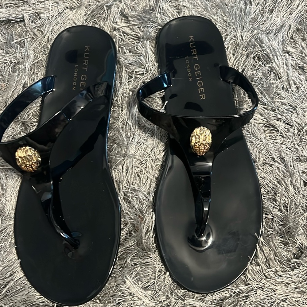 Flat sandal